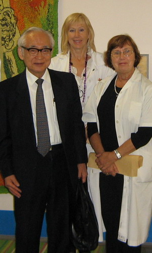Pildil vasakult: prof Masaya Segawa ning lastekliiniku neuroloogia ja neurorehabilitatsiooni osakonna arstid dr Anneli Kolk ning prof Tiina Talvik. Foto: lastekliiniku erakogu. 