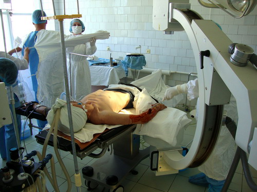 Operatsioon arkoskoobi plaadil - puudus röntgennegatiivne käelaud. Foto: Aivar Pintsaare erakogu.